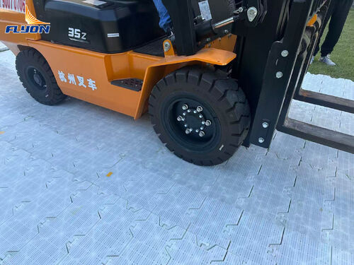 Het laatste nieuws van het bedrijf over Flyon Sports demonstreert ongeëvenaarde sterkte in vloerbelastingstest voor kunstgrasbescherming