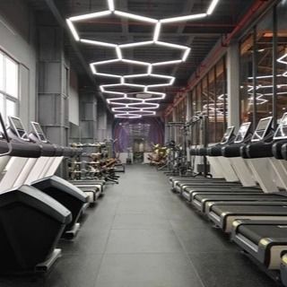 De Zaal van de GYMNASTIEKgeschiktheid Rubber de Kleurenoem van Bevloeringstegels Rode Zwarte ODM
