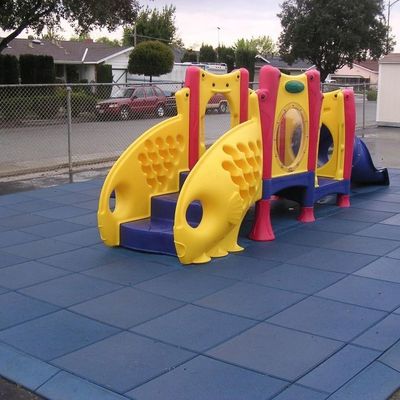 Goede prijs De anti UV Rubbermat van het Schokbewijs, Openlucht Rubbertegels met Zwarte Rode Blauwe Oppervlakte online